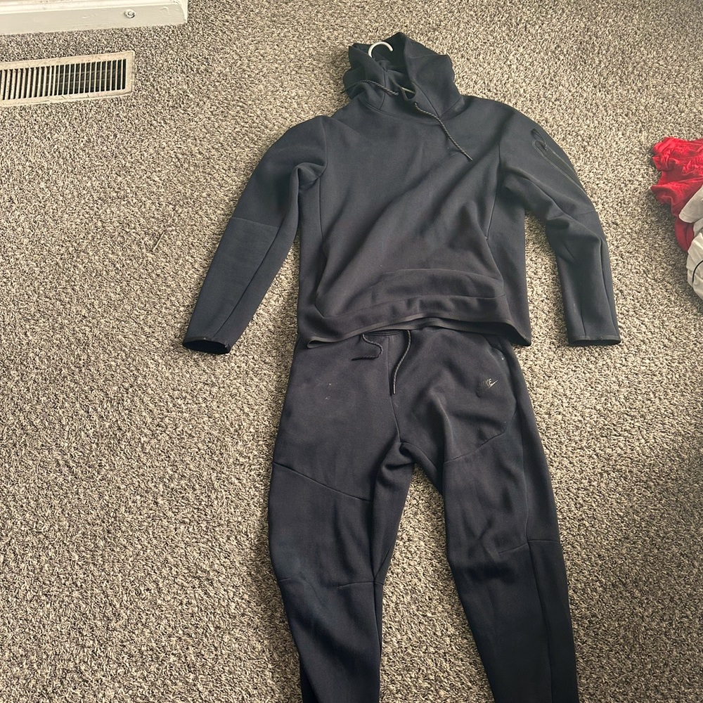 Black Nike tech suit
